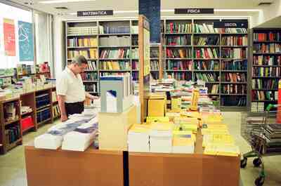 Richard browsing books in the mathematics bookshop — Milan, Italy (12-16 June 2000)