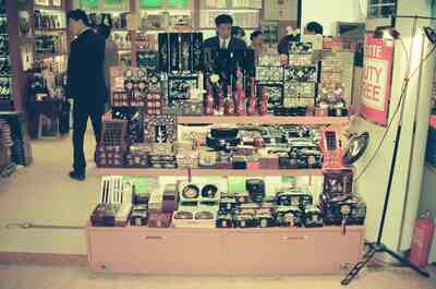 Lacquered gift boxes in the Lotte duty-free shop — Seoul, in transit (20-25 May 2000)