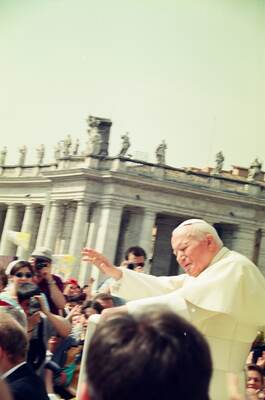 Pope John Paul II passing the colonnade in St Peter's Square — St Peter's Basilica, Vatican City (21-27 May 2000)