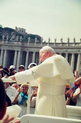 Pope John Paul II in white robes greeting pilgrims — St Peter's Basilica, Vatican City (21-27 May 2000)