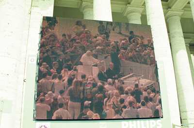 A Philips big screen showing the crowd in St Peter's Square — St Peter's Basilica, Vatican City (21-27 May 2000)