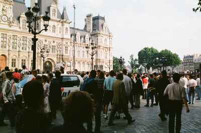Crowds and the Hotel de Ville on a sunny day — Paris, France (22-28 June 2000)