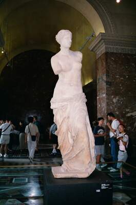 The Venus de Milo on its pedestal before the crowd — Paris, France (22-28 June 2000)