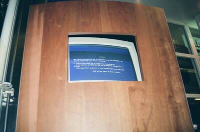 A curved kiosk showing a Dutch crash-screen on its monitor — Netherlands, The Netherlands (19-26 June 2000)
