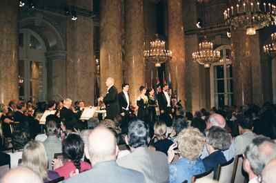 Soloists and orchestra take a bow in the marble hall — Vienna, Austria (14-16 June 2000)