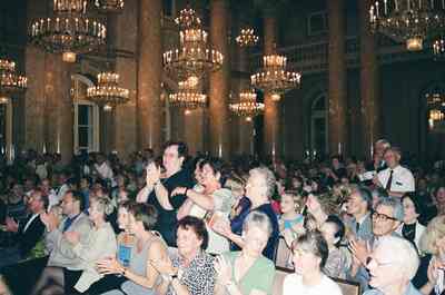 The audience stands applauding under glittering chandeliers — Vienna, Austria (14-16 June 2000)