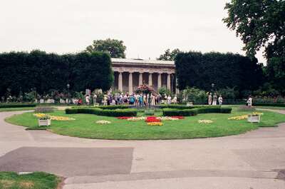 Visitors gather by the Theseus Temple in the Volksgarten — Vienna, Austria (14-16 June 2000)