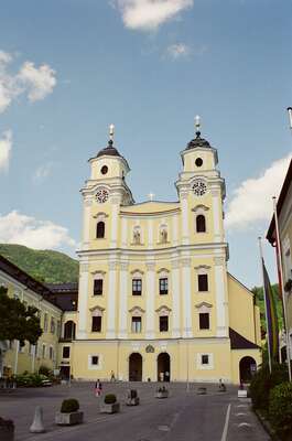 The twin-towered church of St. Wolfgang against blue sky — St. Wolfgang / Salzkammergut, Austria (16-18 June 2000)