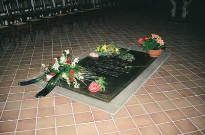 Bach's flower-strewn grave slab in the Thomaskirche — Leipzig, Germany (22 June 2000)