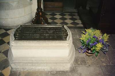Melanchthon's stone tomb with flowers in the Schlosskirche — Wittenberg, Germany (22 June 2000)