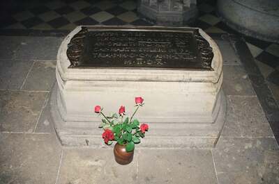 Luther's tomb with red roses on the Schlosskirche floor — Wittenberg, Germany (22 June 2000)