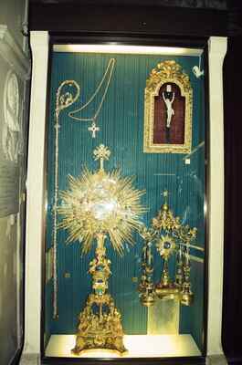 Jewelled monstrance and reliquaries in a glass case — Church treasury museum, Italy (late May 2000)