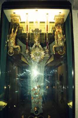 Gilded saints and monstrance in a lit treasury case — Rome, Italy (late May 2000)