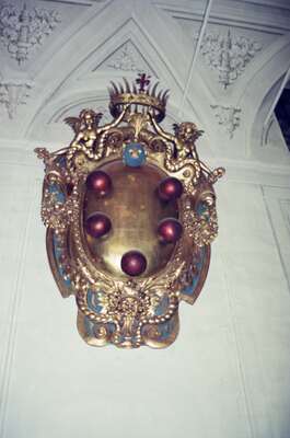 Gilded Medici palle crest below a vaulted ceiling — Florence, Italy (26 May 2000)