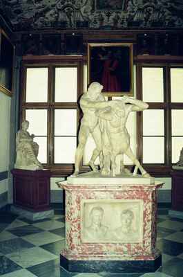 Antique statues and a portrait by Uffizi windows — Florence, Italy (26 May 2000)