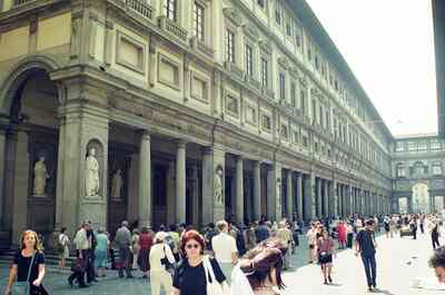 Visitors in the colonnaded Uffizi courtyard — Florence, Italy (26 May 2000)