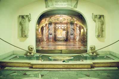 The Niche of the Pallia above the Tomb of St Peter — St Peter's Basilica, Vatican City (21-27 May 2000)
