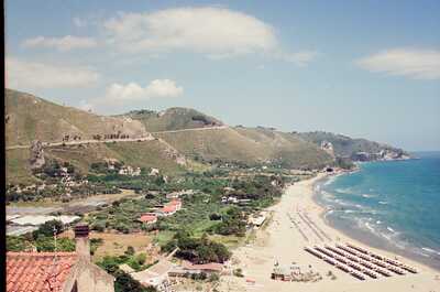 The long sandy beach panorama below the hills — Gaeta & the coast, Italy (28 May - 3 June 2000)
