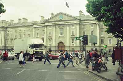 Pedestrians crossing the road before Trinity College — Dublin, Ireland (29 June - 6 July 2000)