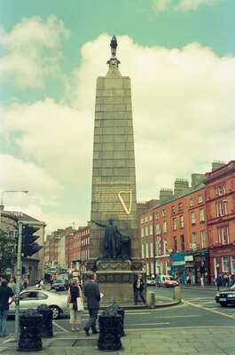 The Parnell Monument obelisk on O'Connell Street — Dublin, Ireland (29 June - 6 July 2000)