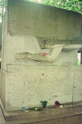 The lipstick-kissed Oscar Wilde tomb with carved inscription — Paris, France (29 June - 6 July 2000)