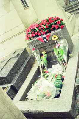 Roses and tributes heaped on Jim Morrison's grave — Paris, France (29 June - 6 July 2000)