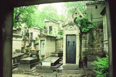 Crowded mausoleums and crosses at Pere Lachaise Cemetery — Paris, France (29 June - 6 July 2000)