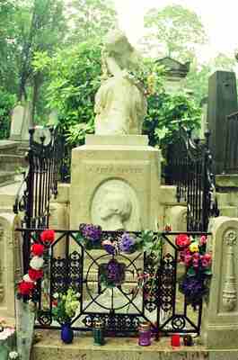 Chopin's monument decorated with flowers and ironwork — Paris, France (29 June - 6 July 2000)