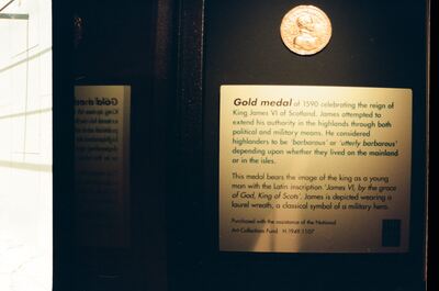 A 1590 gold medal of King James VI with display text — Edinburgh, Scotland (August 2000)