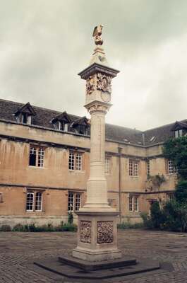 The Mercury fountain column in Tom Quad — Oxford, England (August 2000)