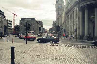 Traffic on cobbled Union Street toward the town house — Aberdeen, Scotland (late July - early August 2000)