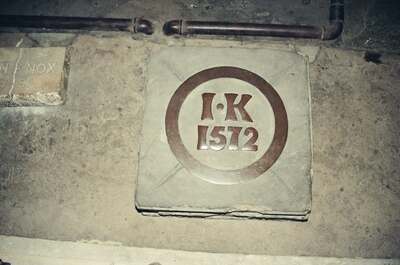 The I-K 1572 inset marker near John Knox House — Edinburgh, Scotland (August 2000)