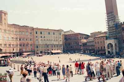 Crowds strolling across the shell-shaped Piazza del Campo — Siena, Italy (4-6 June 2000)