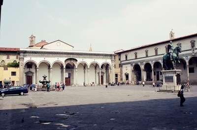 Fountain and arcaded loggia on Piazza Santissima Annunziata — Florence, Italy (6-10 June 2000)