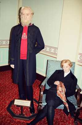 Waxworks of a Salvation Army general and a young man — London, England (20-25 July 2000)
