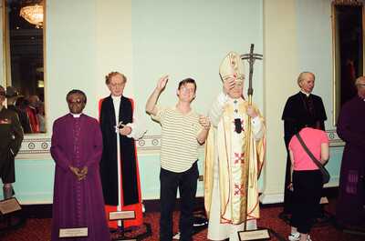 Richard clowning beside waxwork clergy and the Pope — London, England (20-25 July 2000)