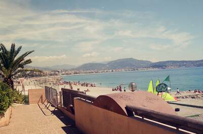 Crowded beach and curving bay along the Promenade des Anglais — Rome, France (13-20 July 2000)
